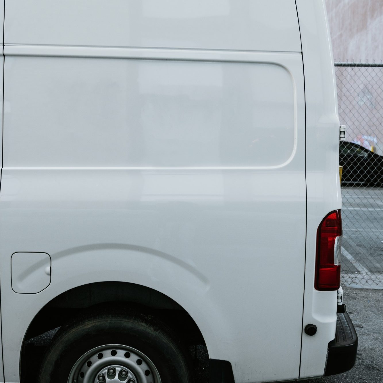 Weißer Lieferwagen in einer Gasse – KV-Vermietung & Dienstleistungen bietet flexible Transportlösungen in Bietigheim-Bissingen, Ludwigsburg 